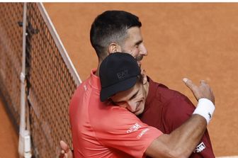 Al 'Madrid Open' colpo grosso di Arnaldi, battuto Djokovic 6-3 6-4. Bene anche Musetti