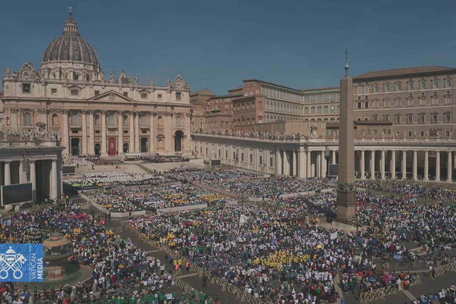 A San Pietro migliaia di fedeli