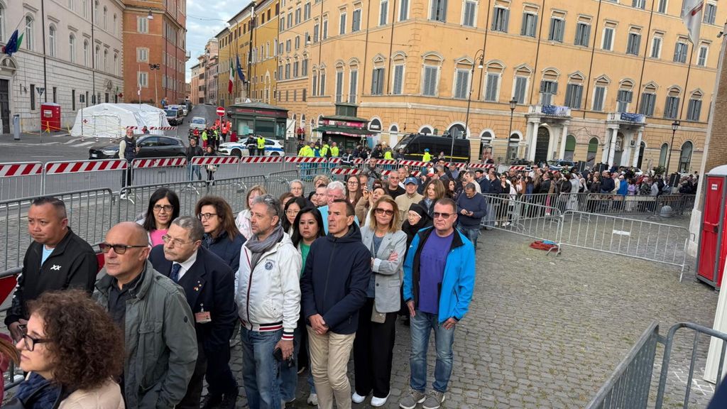 A San Pietro 200 mila fedeli per la Messa. In 20 mila in coda alla tomba