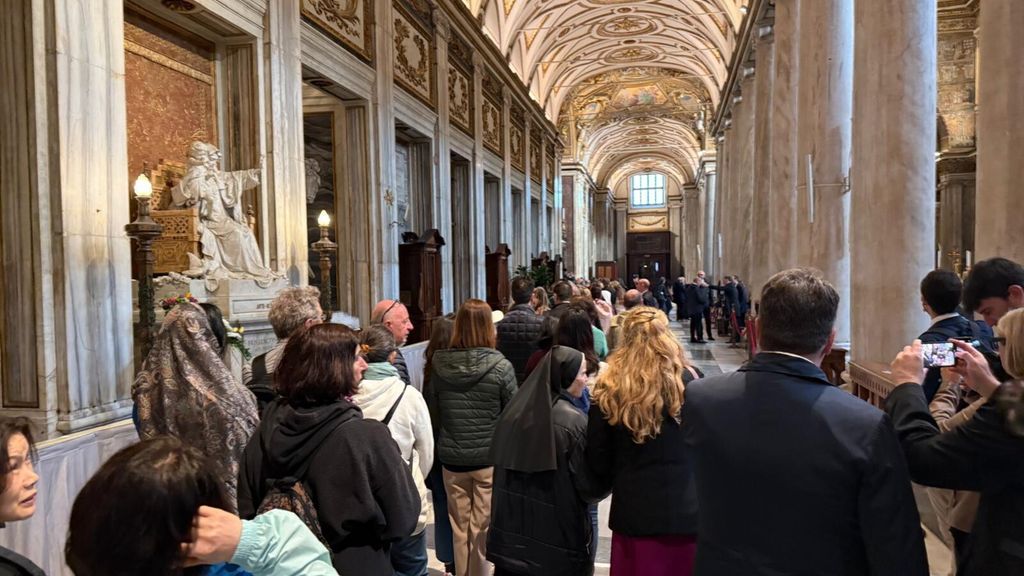 A San Pietro 200 mila fedeli per la Messa. In 20 mila in coda alla tomba