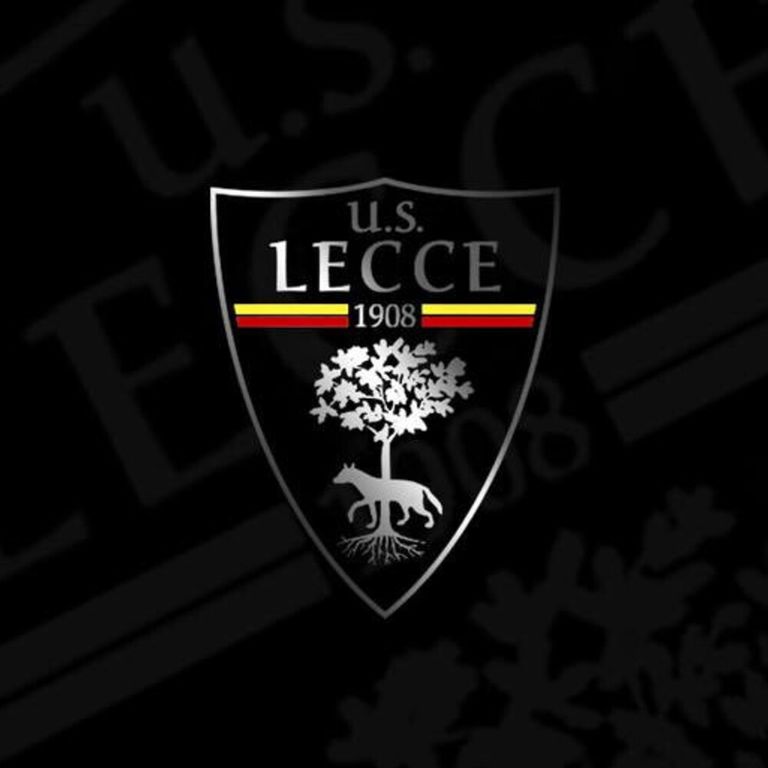 Il Lecce in campo con un'anonima divisa bianca, "decisione della Lega irrispettosa per il nostro Graziano"