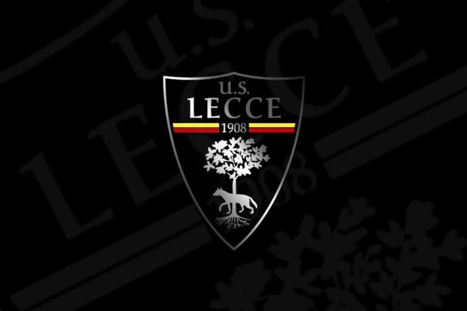 Il Lecce in campo con un'anonima divisa bianca, "decisione della Lega irrispettosa per il nostro Graziano"