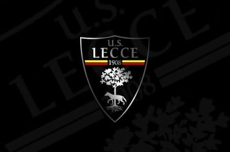 Il Lecce in campo con un'anonima divisa bianca, "decisione della Lega irrispettosa per il nostro Graziano"