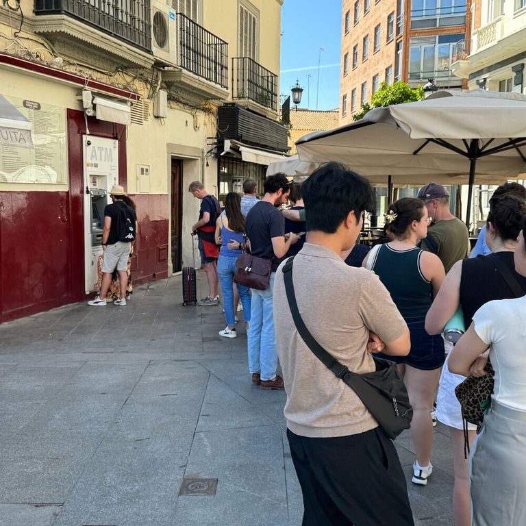 File al bancomat a Siviglia