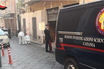 neonata lanciata dalla madre dal balcone