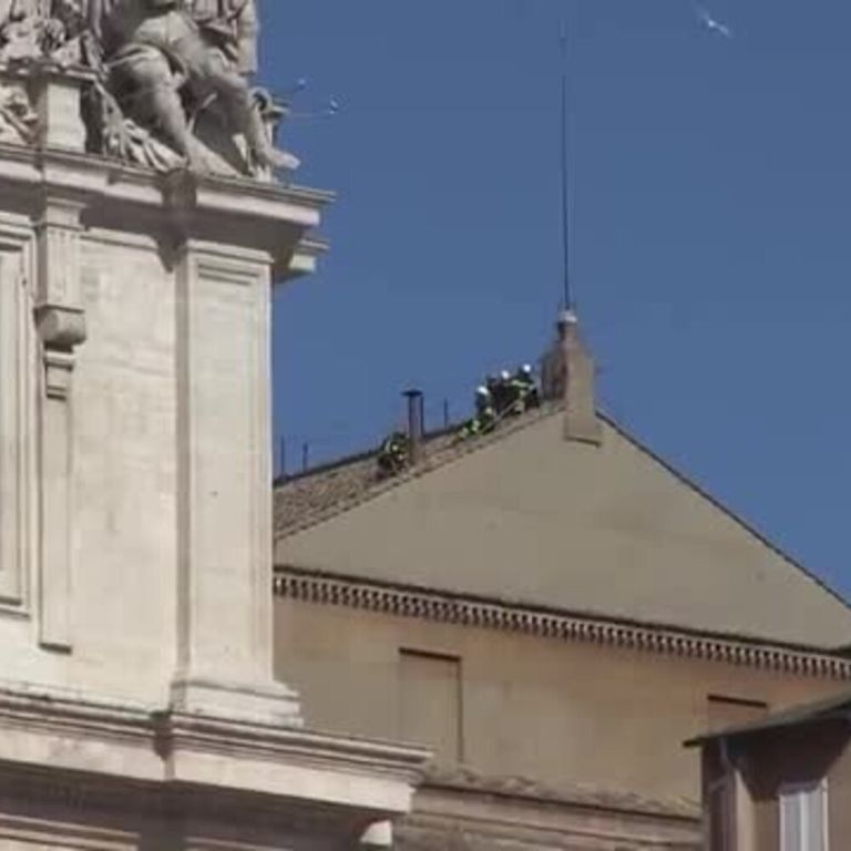 Conclave, montato il comignolo della Cappella Sistina per le votazioni