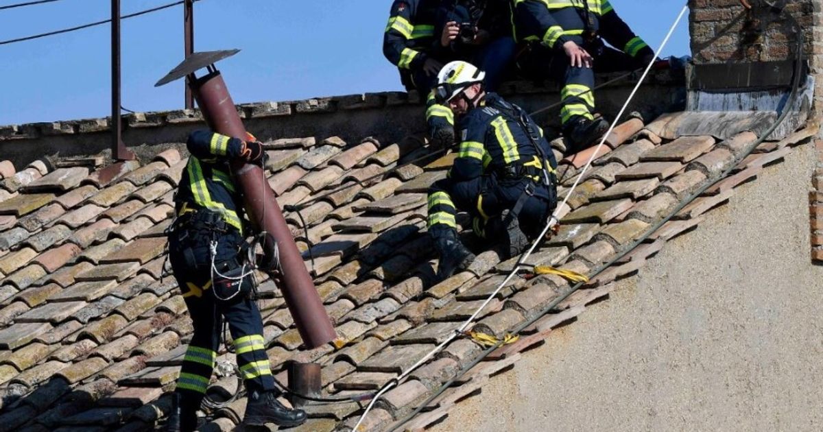 in attesa del conclave   montato il comignolo sulla cappella sistina