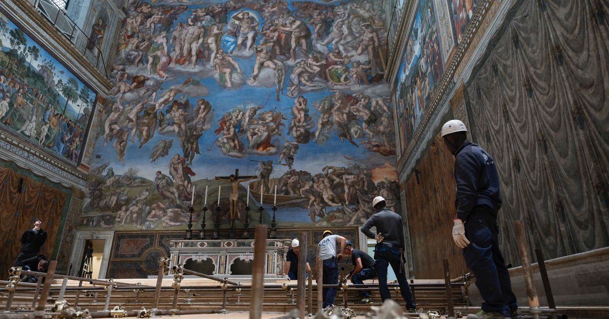 Tutto pronto nella Cappella Sistina per il Conclave. Cardinal Filoni: "Troveremo il nome giusto"