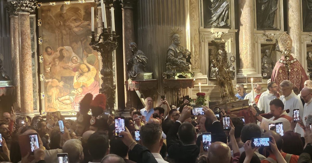 il miracolo di maggio di san gennaro si compie a napoli