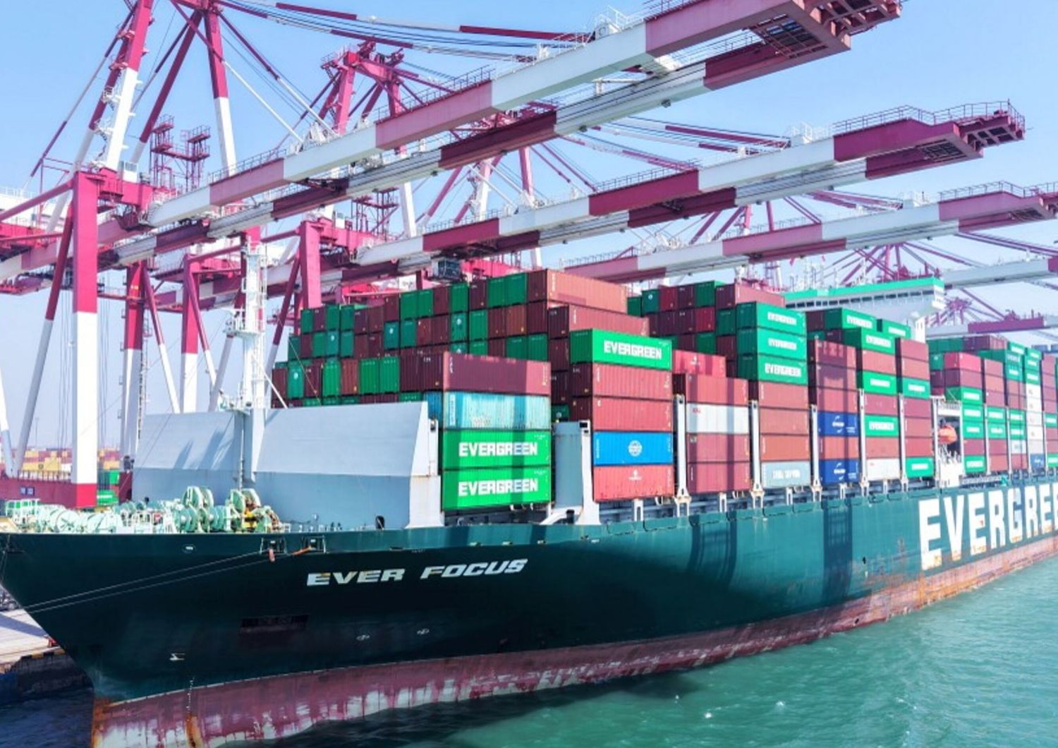 Nave cargo in un porto cinese
