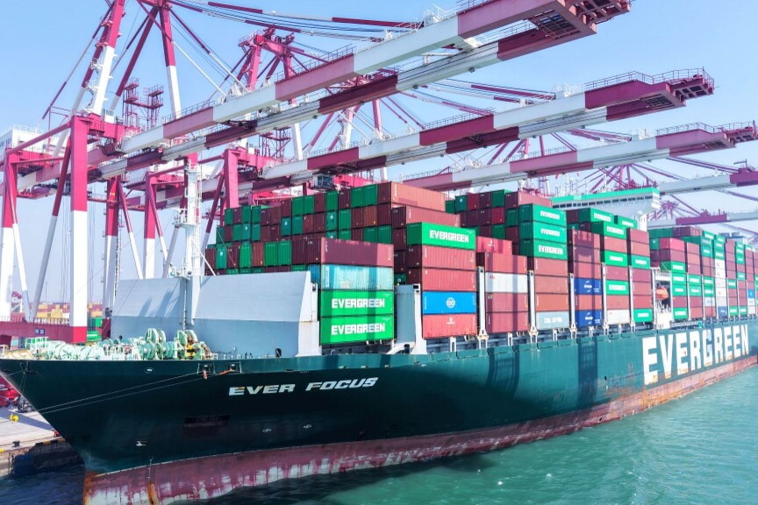 Nave cargo in un porto cinese