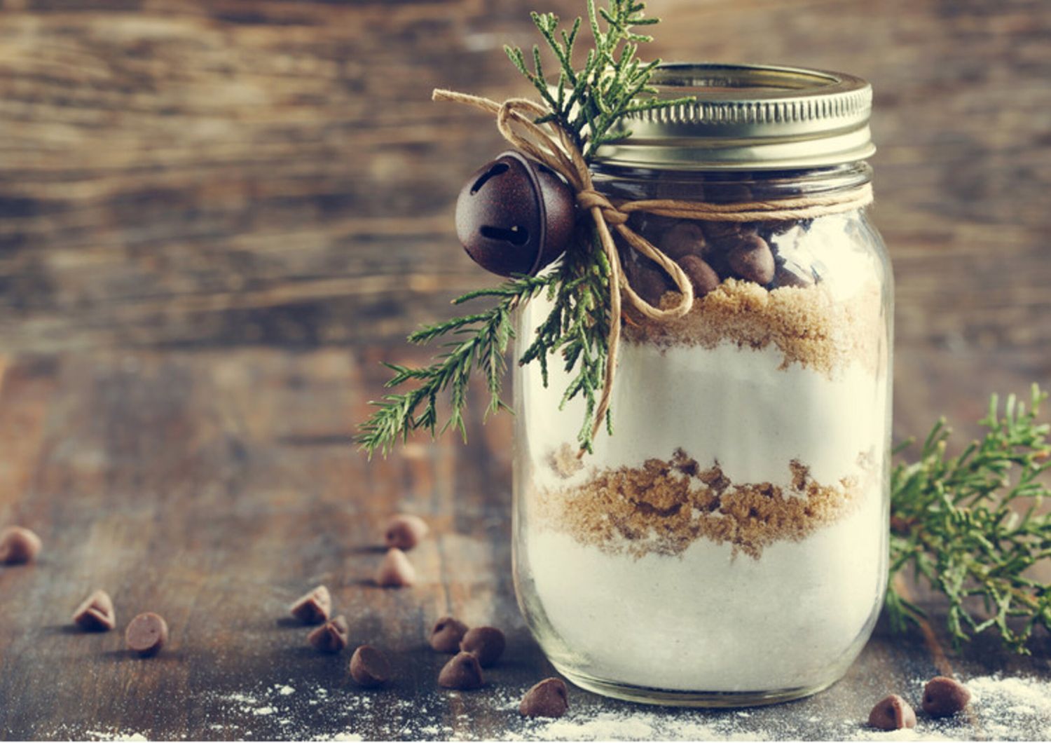 Gift in a jar: la riscoperta del regalo fai da te. Considerando l&rsquo;attuale valore del tempo, fare (o ricevere) un regalo handmade &egrave; particolarmente apprezzato. L&rsquo;ultima frontiera del fai-da-te &egrave; il Gift in a Jar, coerente con la riscoperta di un rapporto pi&ugrave; diretto con la terra da parte delle Millennials (3 su 10 hanno un piccolo orto). Il principio &egrave; quello di (ri)utilizzare barattoli e vasi delle conserve e riempirli con qualcosa di speciale che il beneficiario dovr&agrave; preparare, allestire o completare. &nbsp;