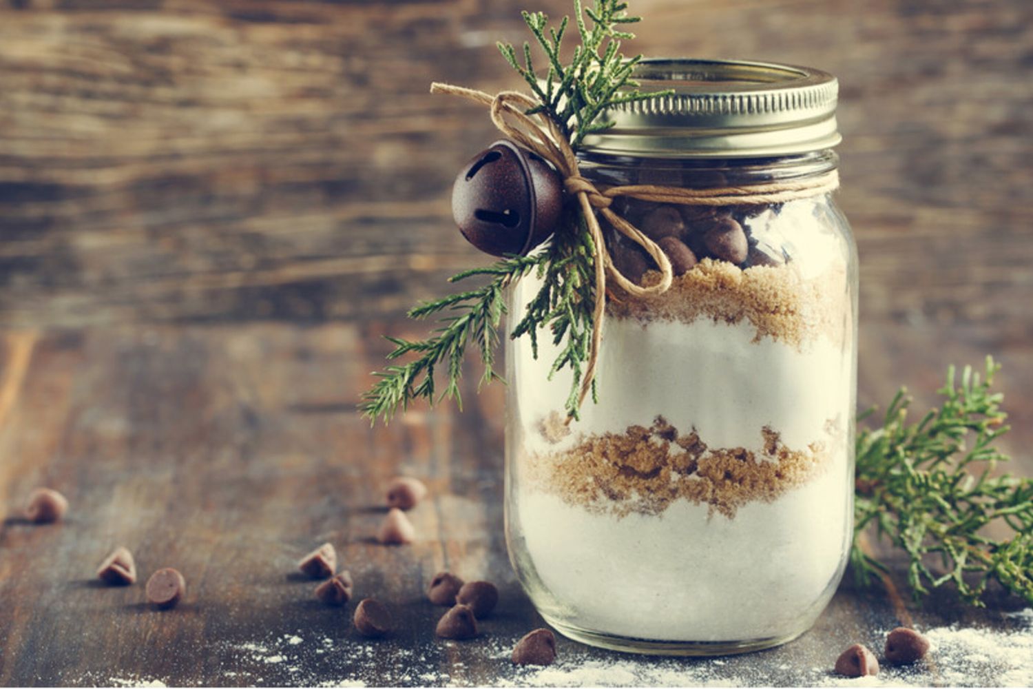 Gift in a jar: la riscoperta del regalo fai da te. Considerando l&rsquo;attuale valore del tempo, fare (o ricevere) un regalo handmade &egrave; particolarmente apprezzato. L&rsquo;ultima frontiera del fai-da-te &egrave; il Gift in a Jar, coerente con la riscoperta di un rapporto pi&ugrave; diretto con la terra da parte delle Millennials (3 su 10 hanno un piccolo orto). Il principio &egrave; quello di (ri)utilizzare barattoli e vasi delle conserve e riempirli con qualcosa di speciale che il beneficiario dovr&agrave; preparare, allestire o completare. &nbsp;