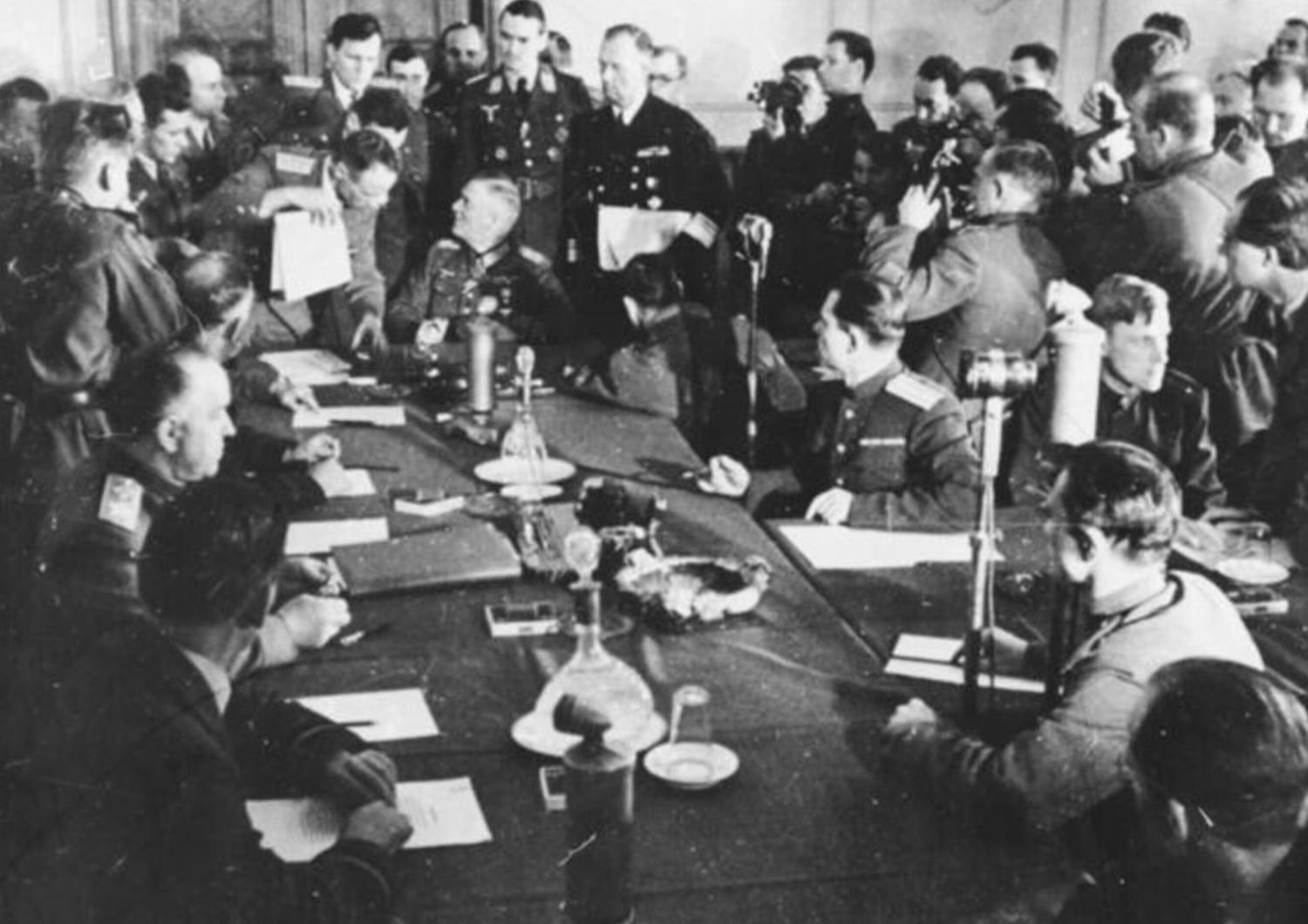 negoziazioni resa&nbsp;Terzo Reich&nbsp;Caserta Reims Berlino