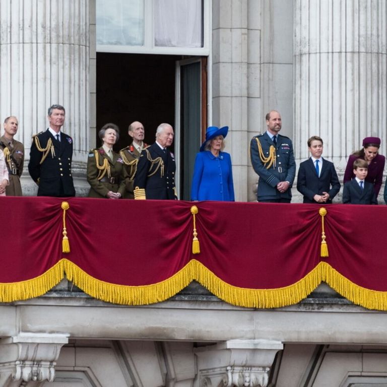 La famiglia reale celebra l’80esimo Giorno della Vittoria dal balcone di Buckingham Palace