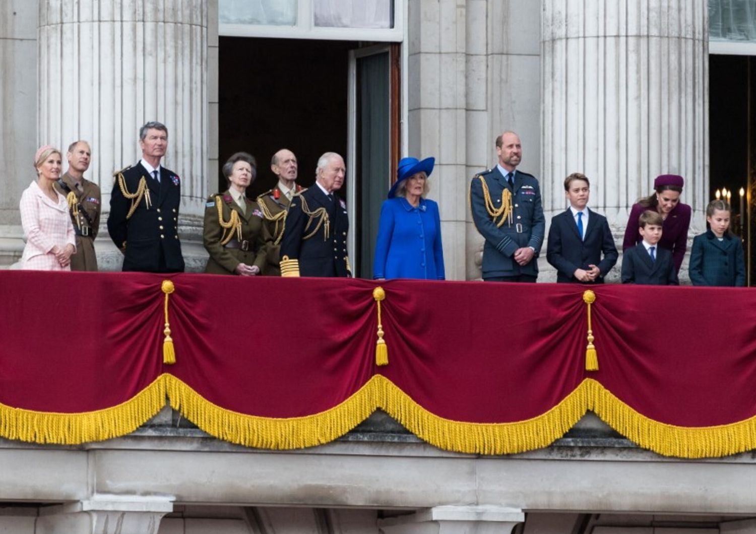 La famiglia reale celebra l’80esimo Giorno della Vittoria dal balcone di Buckingham Palace