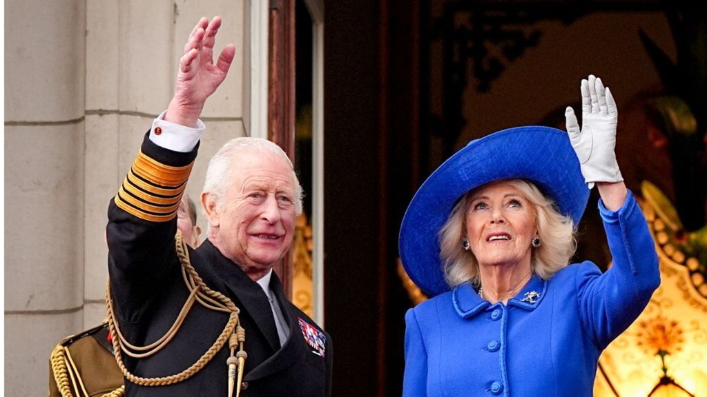 La famiglia reale celebra l’80esimo Giorno della Vittoria dal balcone di Buckingham Palace