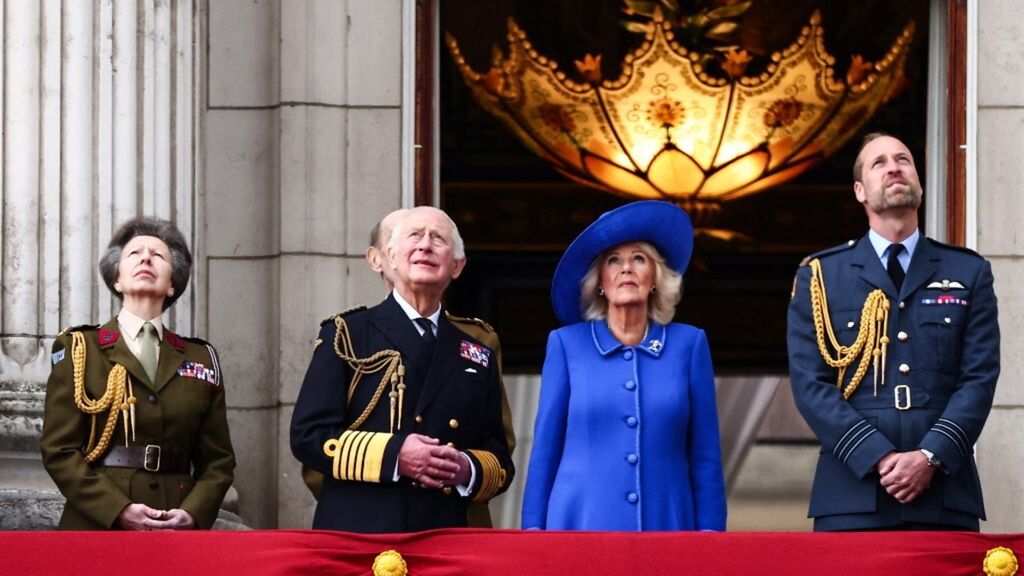 La famiglia reale celebra l’80esimo Giorno della Vittoria dal balcone di Buckingham Palace