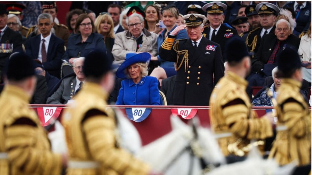 La famiglia reale al balcone di Buckingham Palace celebra l’80esimo Giorno della Vittoria
