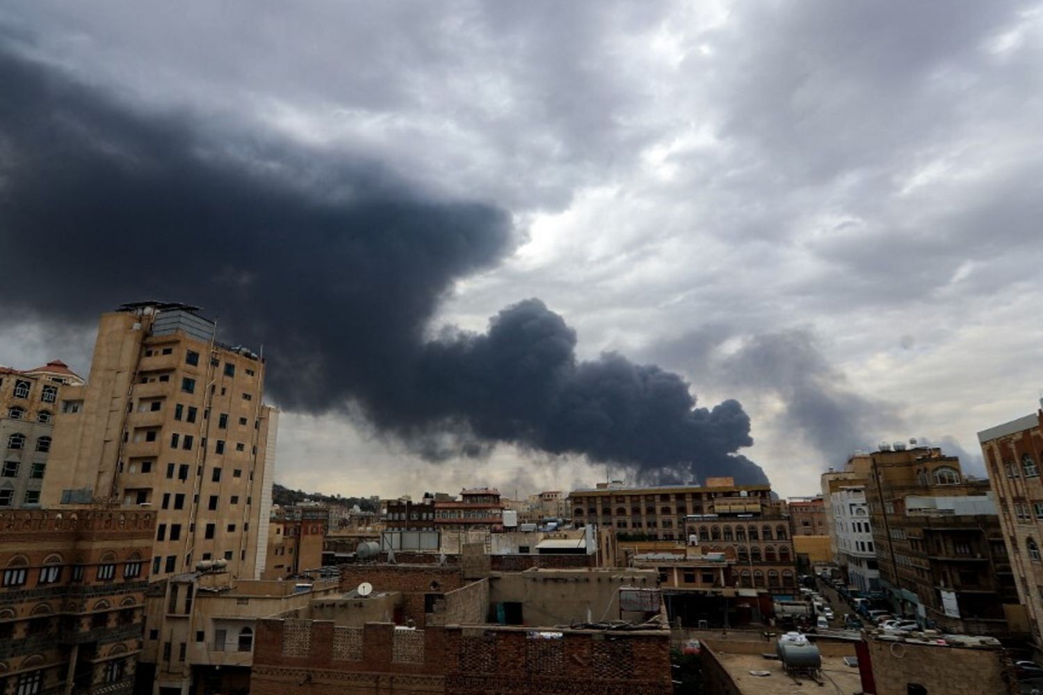 Israele bombarda lo Yemen