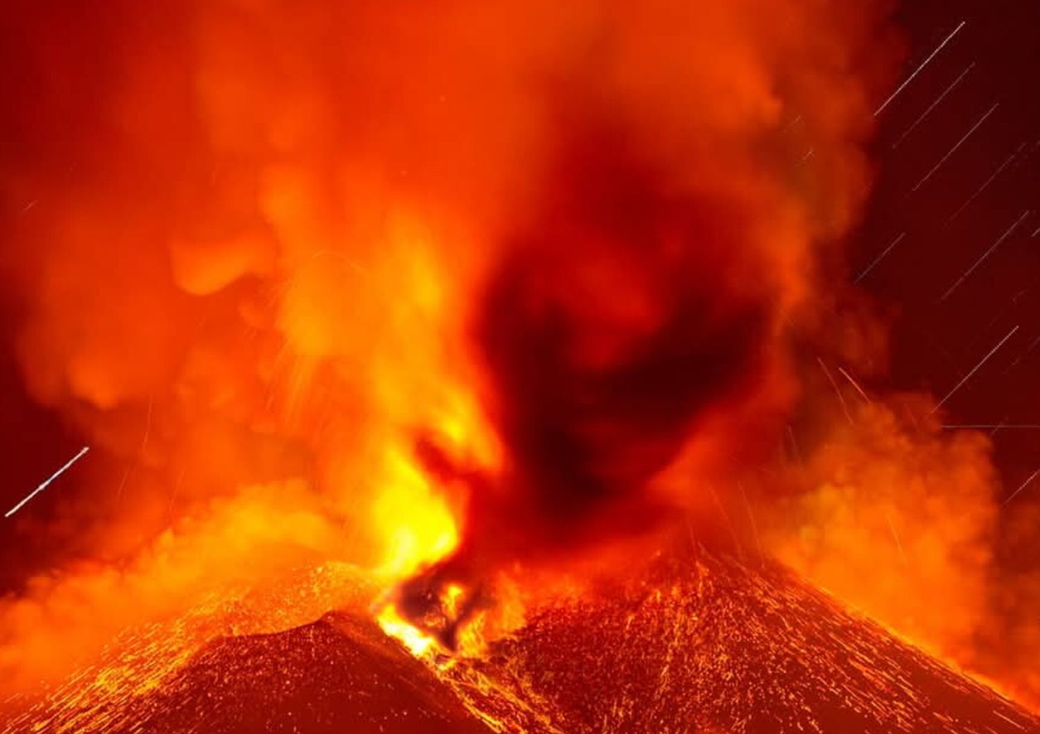 Una delle spettacolari immagini dell'Etna catturate dall'astrofotografo