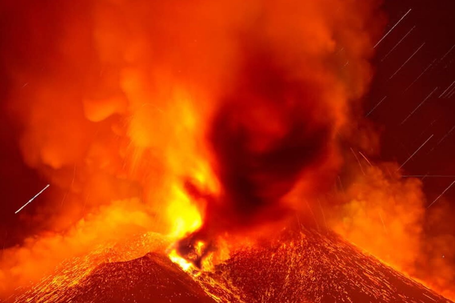 Una delle spettacolari immagini dell'Etna catturate dall'astrofotografo
