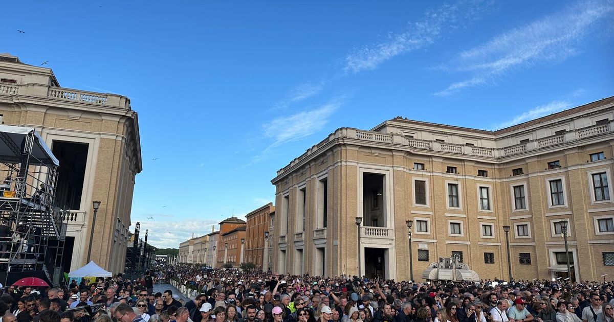 Occhi puntati verso il comignolo, 30 mila in piazza attendono la prima fumata