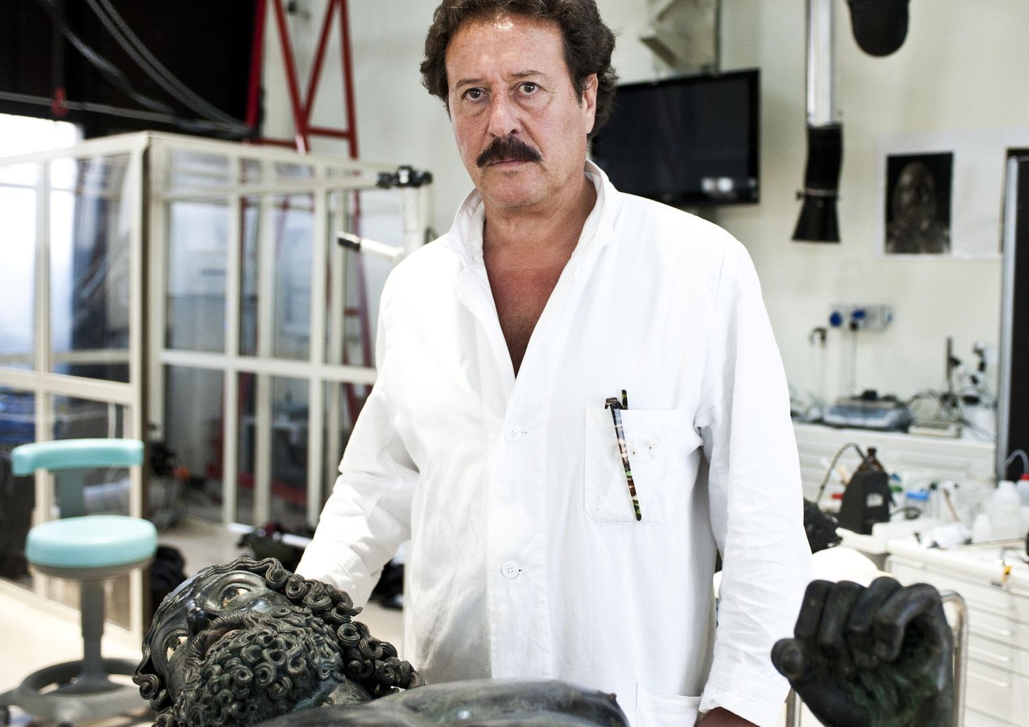 restauratore bronzi riace teoria trafugamento