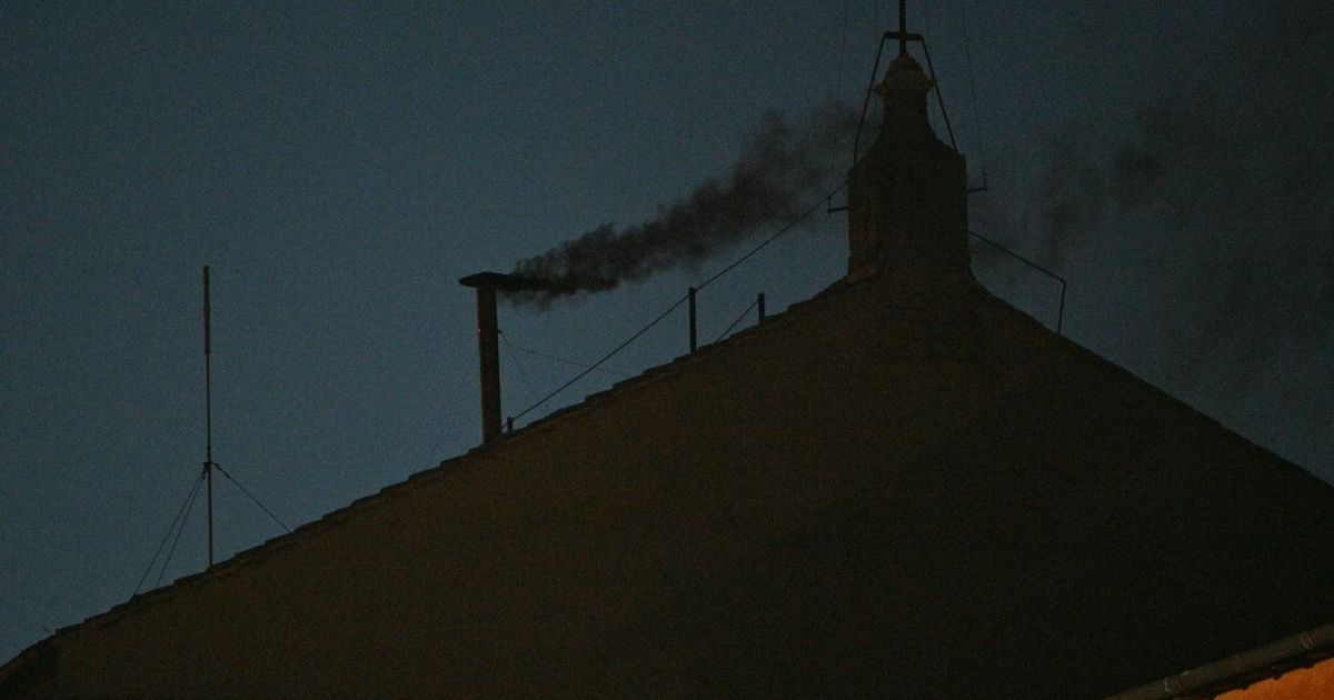 Conclave, la prima fumata è nera. A San Pietro 50 mila fedeli. Oggi altri 4 scrutini