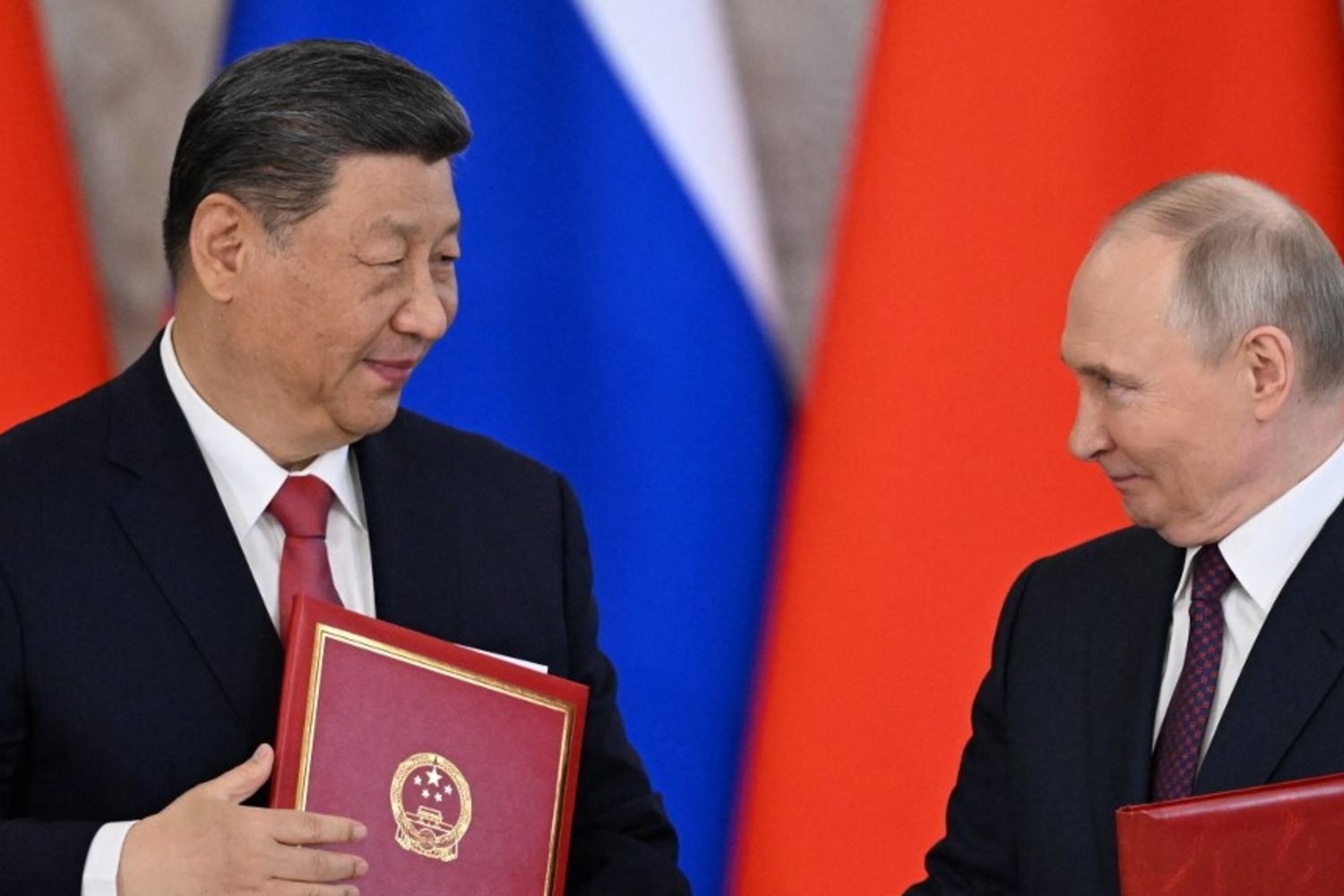 Xi Jinping e Vladimir Putin firmano accordi al Cremlino