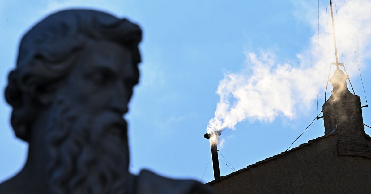 Fumata bianca, habemus Papam. Suonano le campane delle chiese di Roma