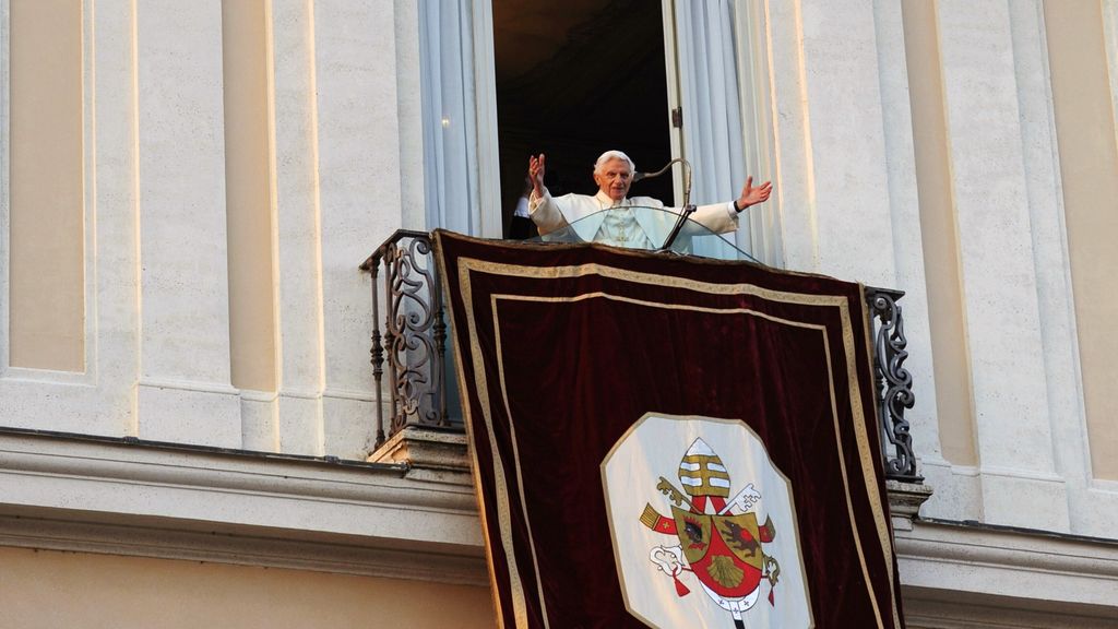Il Papa Benedetto XVI si affaccia dal palazzo Pontificio, residenza estiva papale, nel suo ultimo giorno da pontefice
