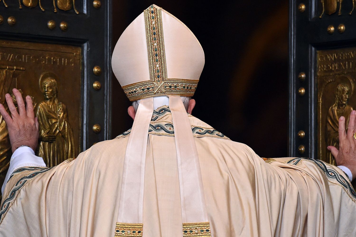 Il Papa apre la porta Santa nel Giubileo della Misericordia