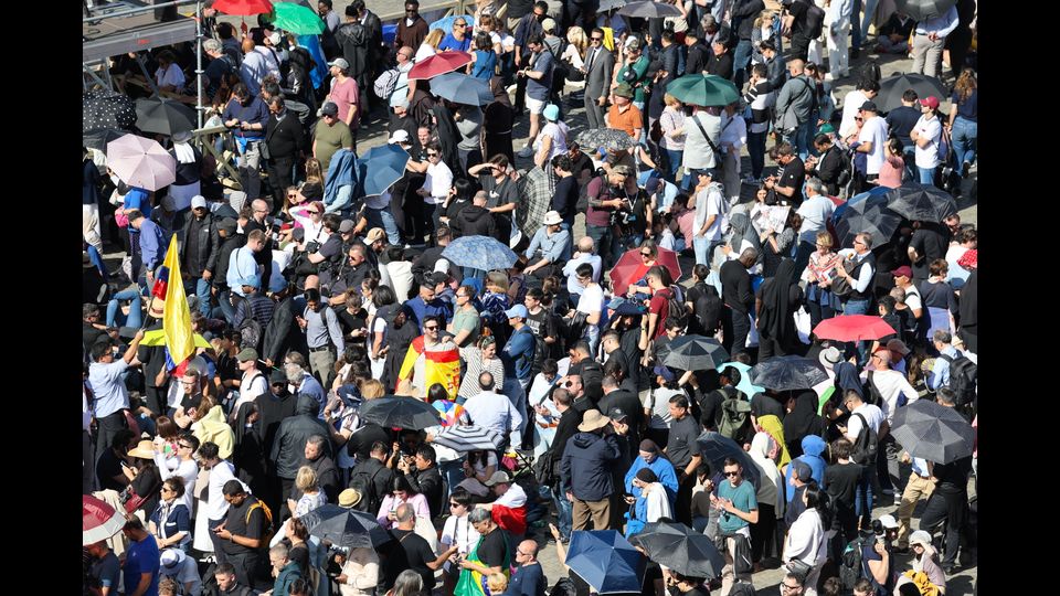 Le persone in attesa del nuovo Papa