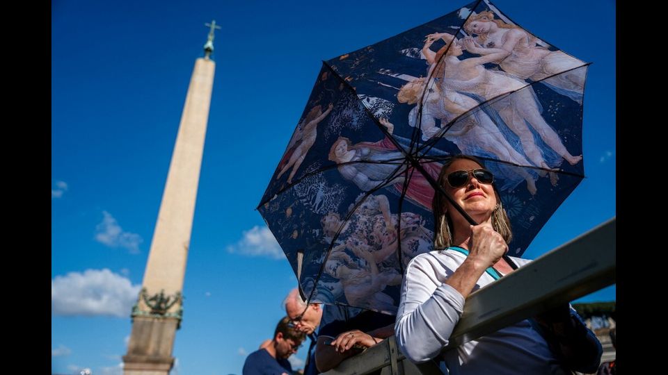 gente in piazza attende il Papa