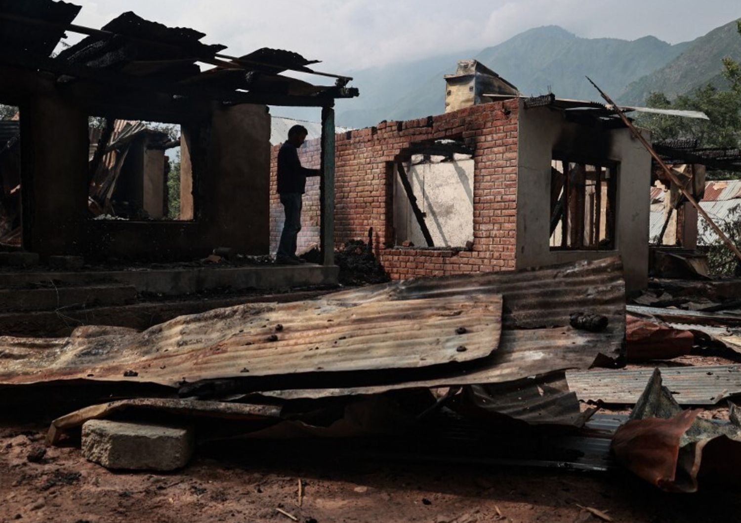 Forti esplosioni all'aeroporto di Jammu in Kashmir, cresce la tensione tra India e Pakistan