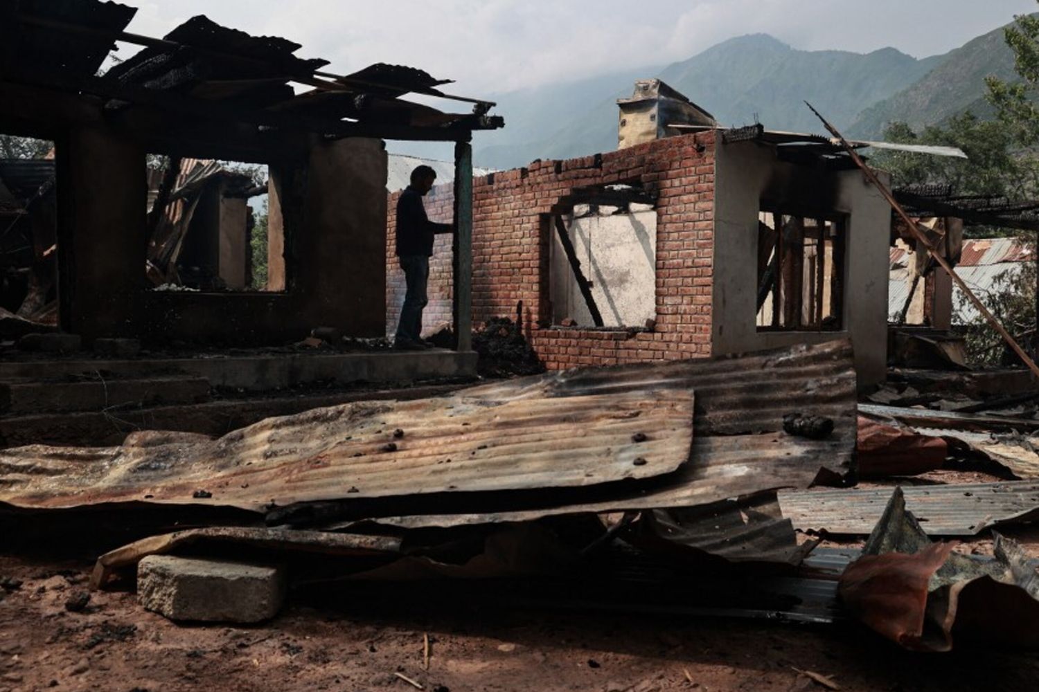 Forti esplosioni all'aeroporto di Jammu in Kashmir, cresce la tensione tra India e Pakistan