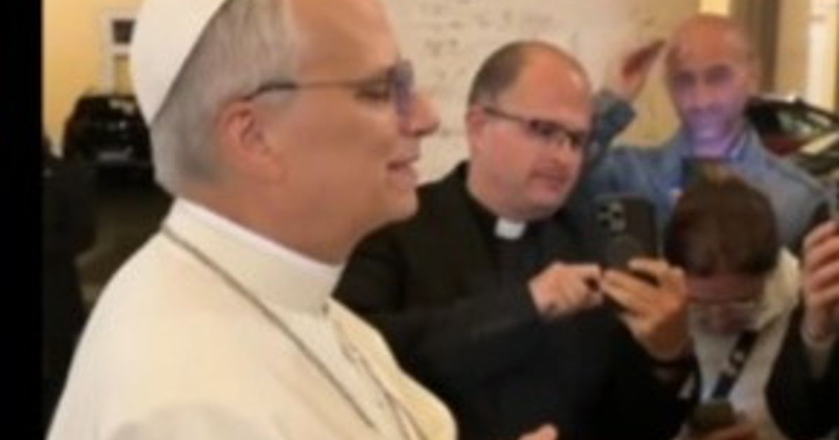 prima uscita a sorpresa del papa tra selfie e autografi