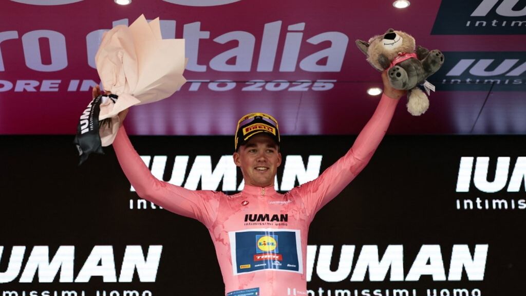 Mads Pedersen conquista la prima maglia rosa