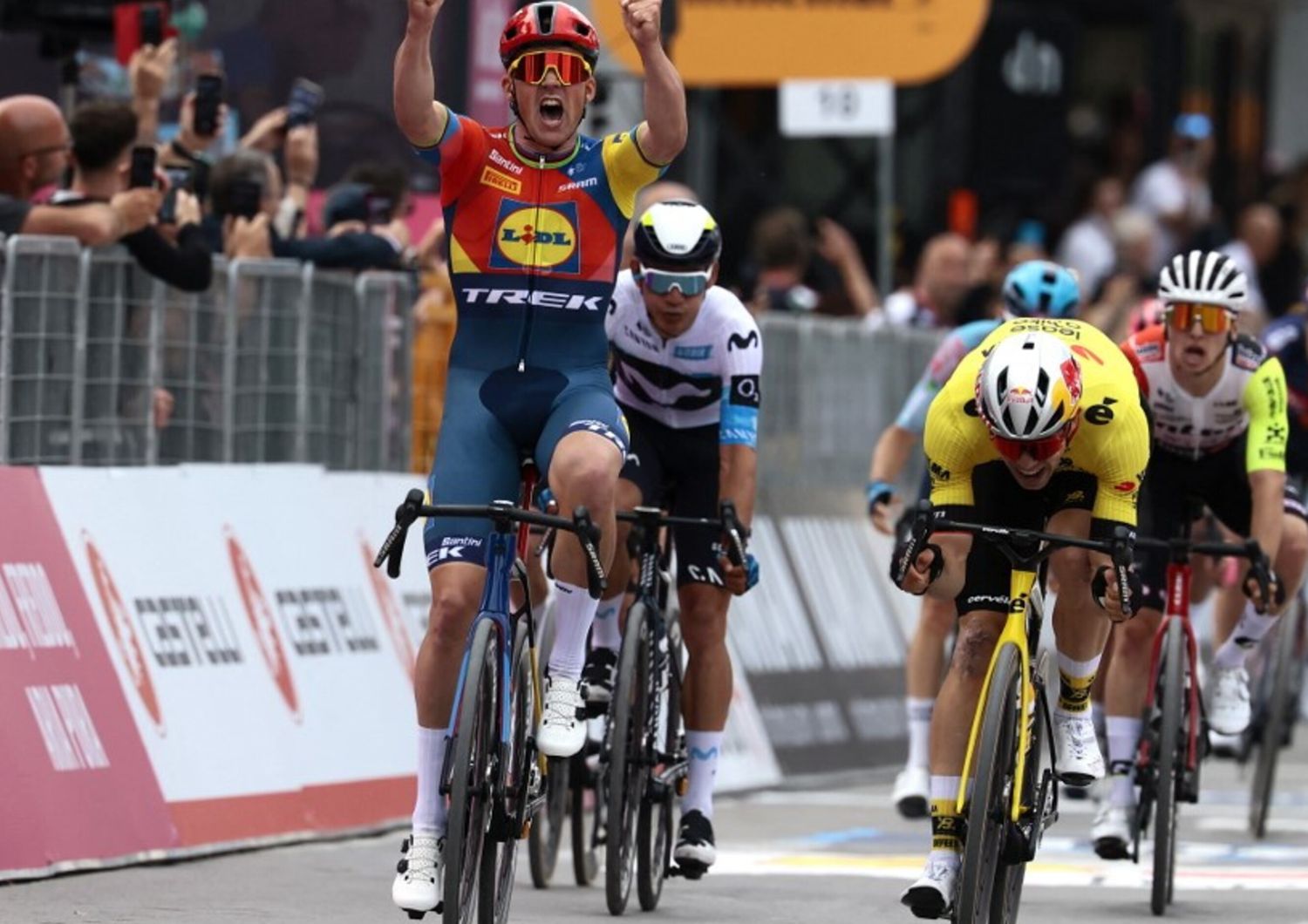 mads-pedersen-prima-maglia-rosa-giro-italia-2025