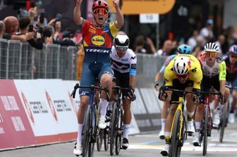 mads-pedersen-prima-maglia-rosa-giro-italia-2025