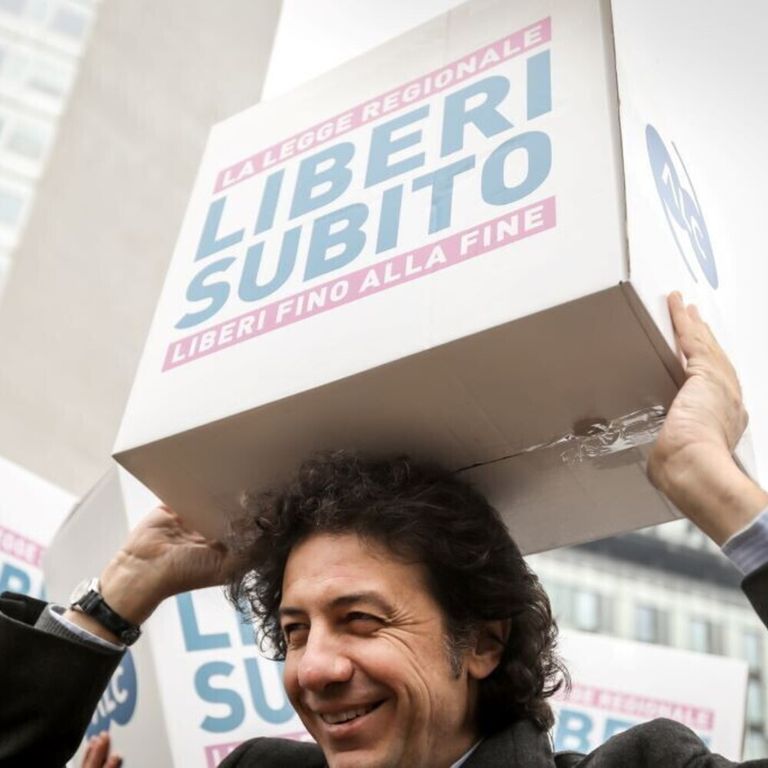 Il Governo impugna la legge della Toscana sul fine vita. Ira delle opposizioni, "è codardia"