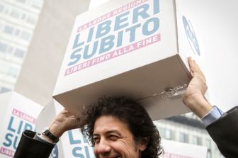 Il Governo impugna la legge della Toscana sul fine vita. Ira delle opposizioni, "è codardia"