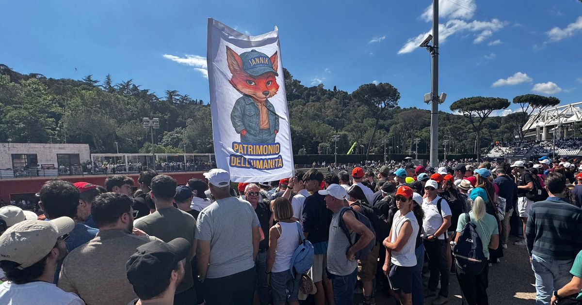 Slogan e magliette. Tutti pazzi per Sinner, "il cavaliere roscio"