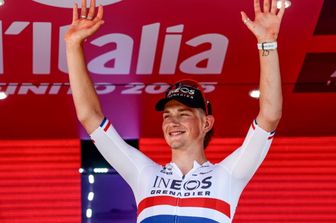 joshua-tarling-vince-cronometro-tirana-roglic-maglia-rosa