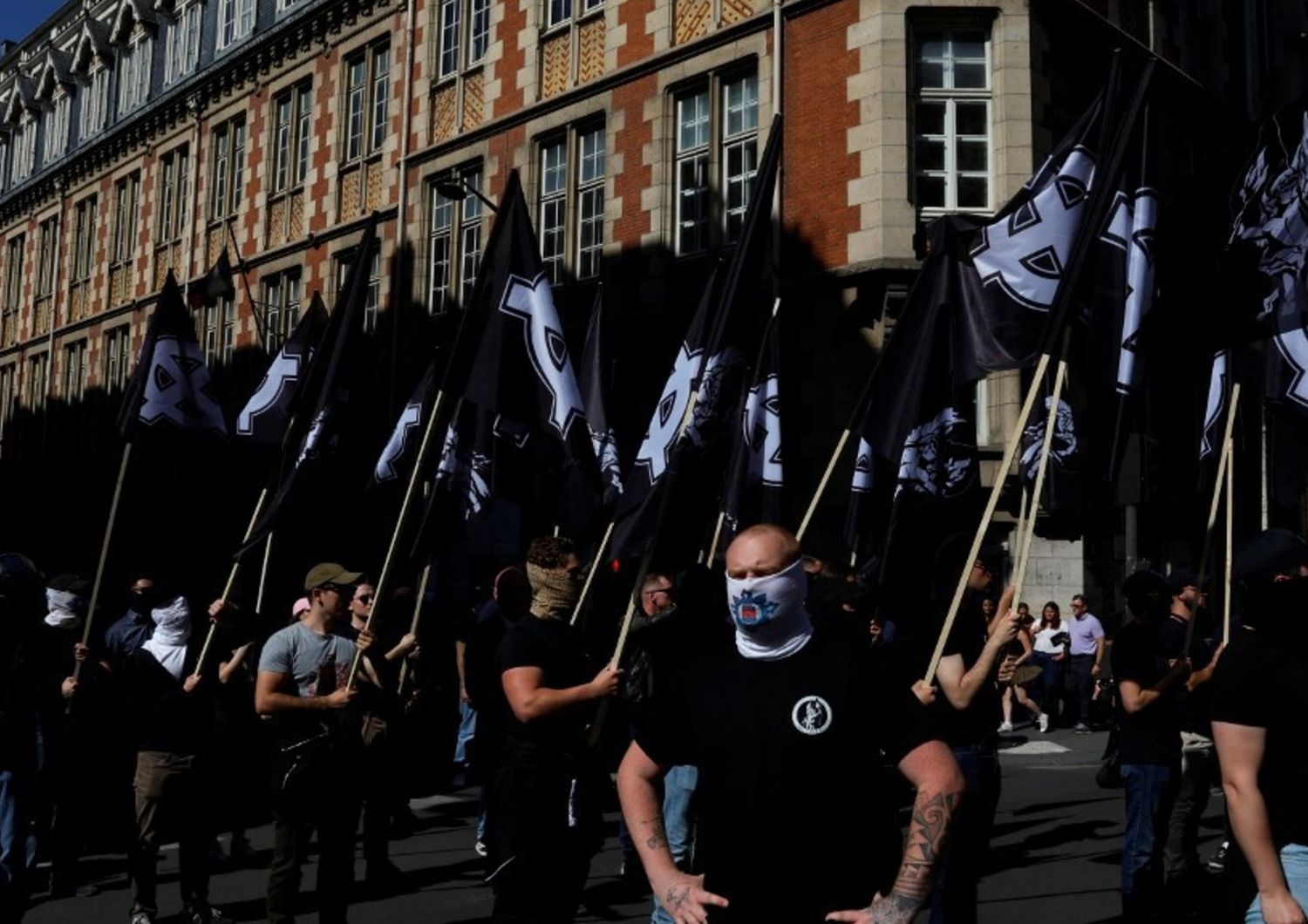 simboli vestiti neri croci ultradesra sfila parigi