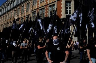 simboli vestiti neri croci ultradesra sfila parigi