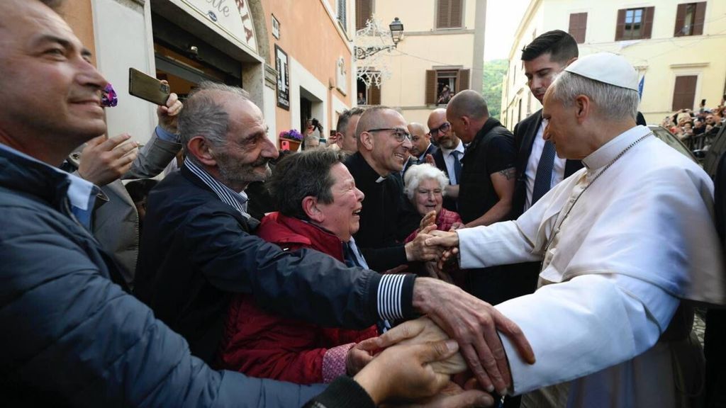 Il Papa a sorpresa prima a Genazzano poi sulla tomba di Francesco
