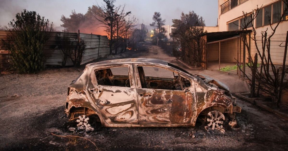 Una donna è morta carbonizzata mentre faceva benzina