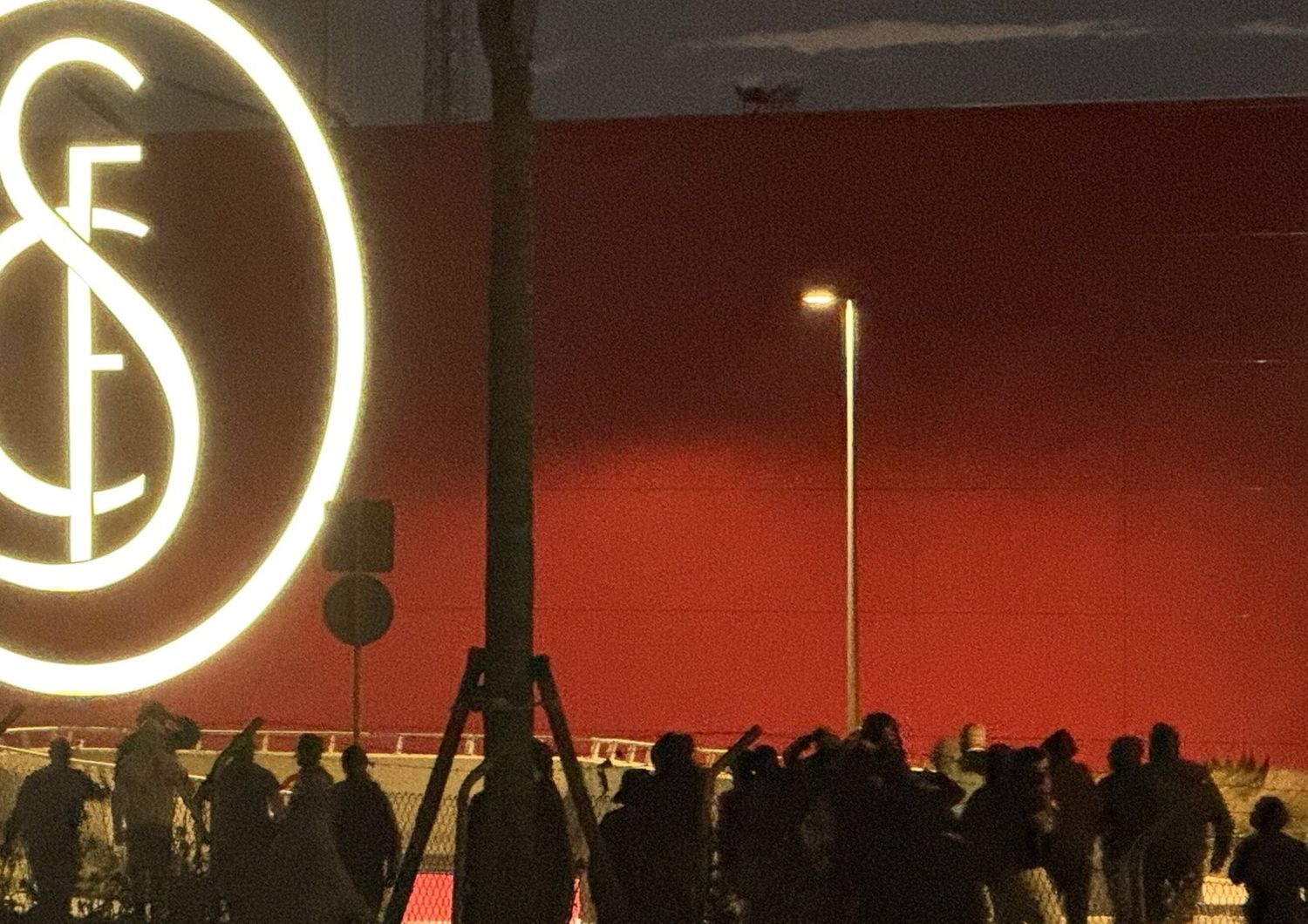 proteste-tifosi-giocatori-siviglia-campo-allenamento